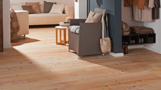 Woonkamer met lichte houten vloer boven vloerverwarming