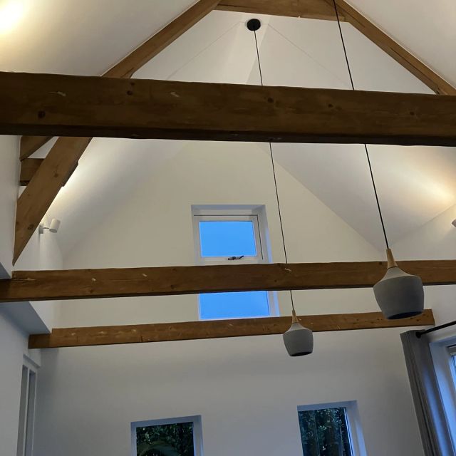 Vuren balken en spanten in een hoge ruimte, behandeld met Osmo Hardwax-Olie Farbig 3072, Amber