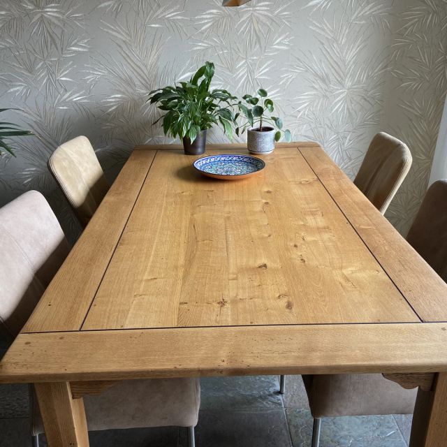 Landelijke grenen eettafel met lichte stoelen, behandeld met Osmo TopOil 3058, Kleurloos mat