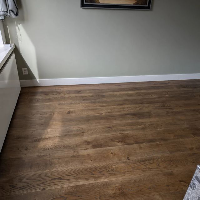 Bruin getinte eiken vloer in de woonkamer, behandeld met Osmo Hardwax-Olie Farbig 3073, Terra