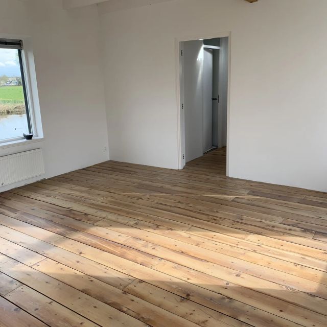Grenen vloer in een lichte kamer met houten balk, behandeld met Osmo Hardwaxolie Original 3065, Kleurloos semi-mat