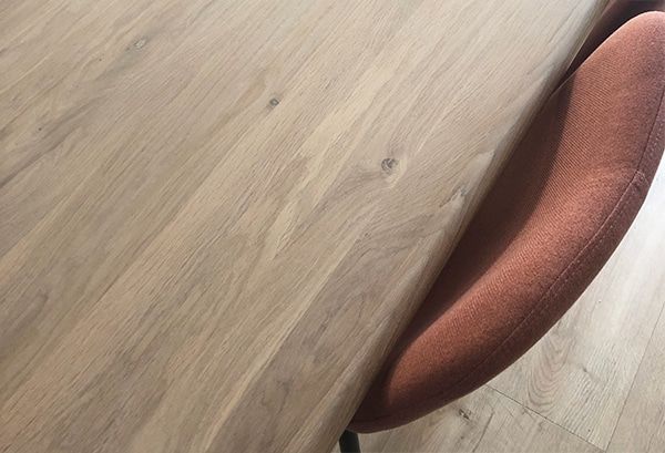 Houten tafel met stoel.