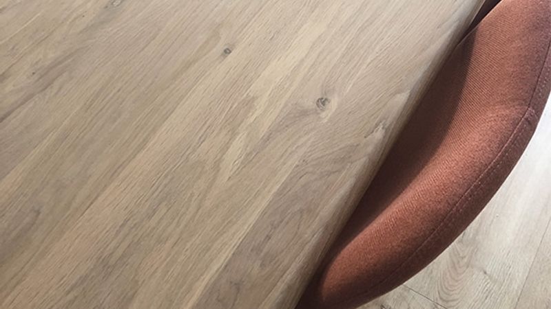 Houten tafel met stoel.