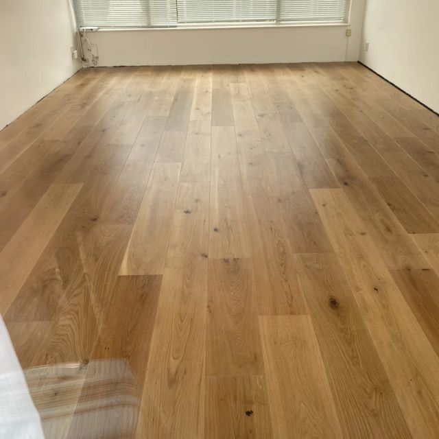 Eiken vloer in een lichte kamer, behandeld met Osmo Hardwaxolie Original 3065, Kleurloos semi-mat