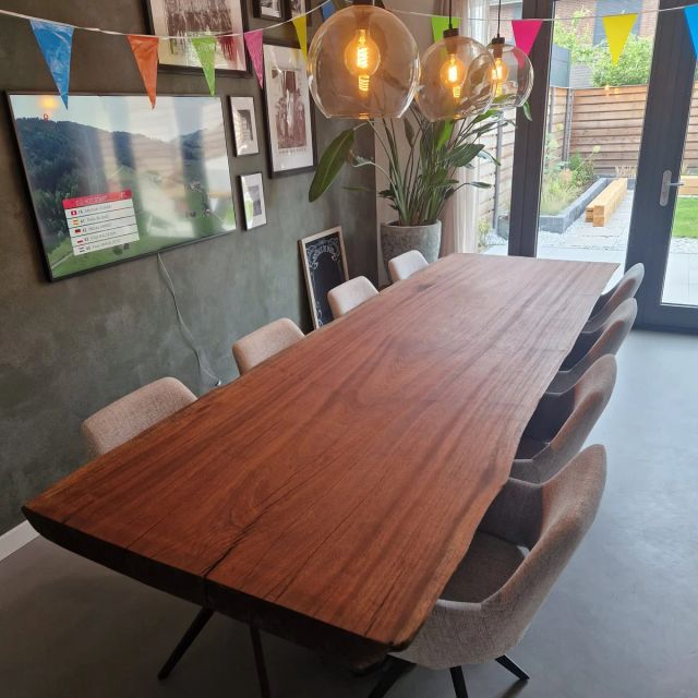 Suar boomstamtafel onder glazen hanglampen, behandeld met Osmo TopOil 3028, Kleurloos zijde-mat