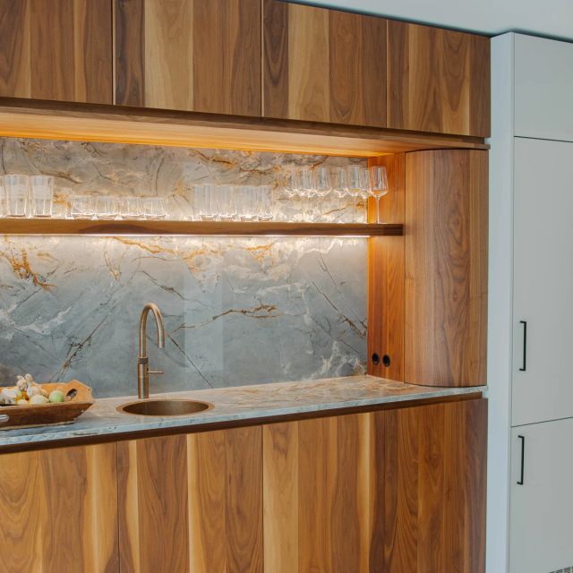 Amerikaans walnoten barkast met warme verlichting, behandeld met Osmo TopOil 3058, Kleurloos mat