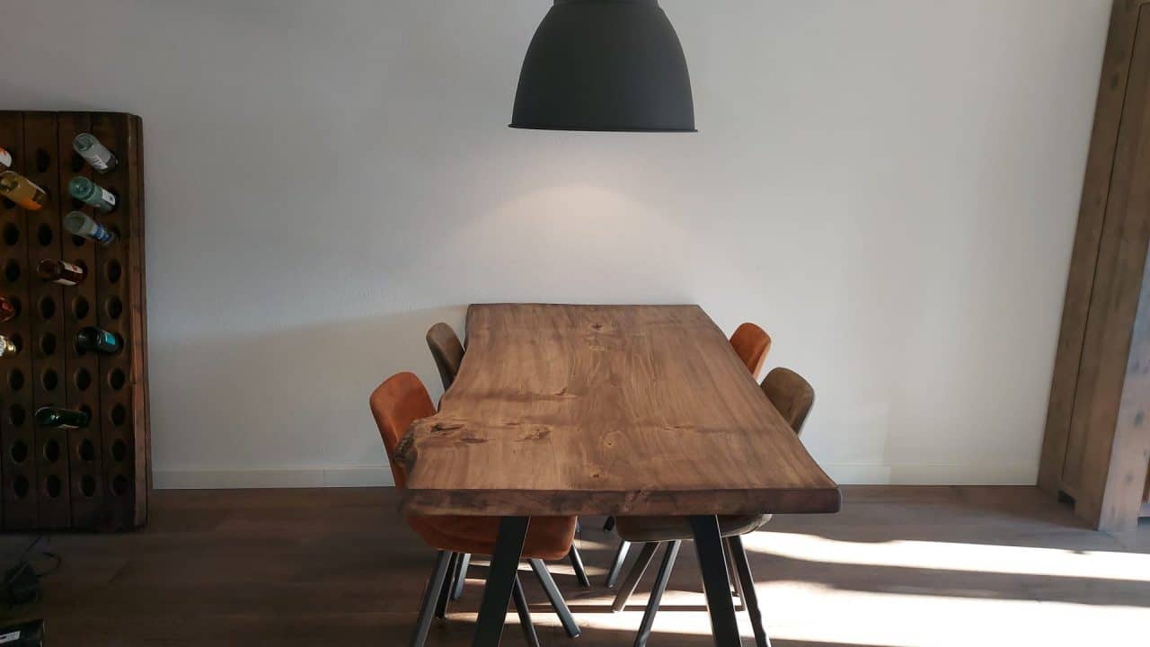 Houten tafel met lamp