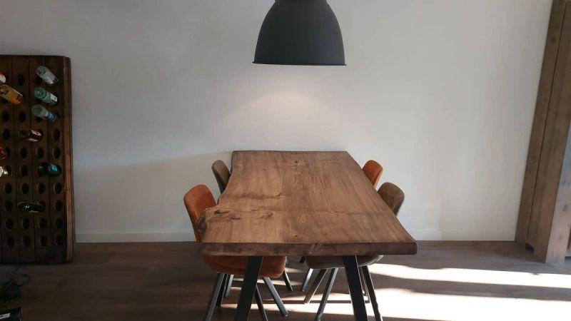 Houten tafel met lamp
