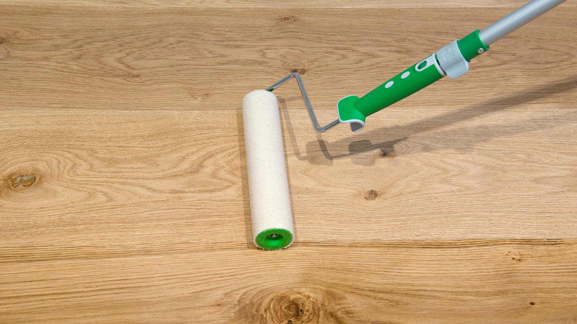 Persoon rolt op houten vloer.