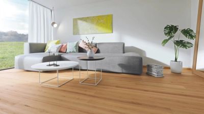 Woonkamer met houten vloer