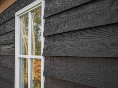 hardhout  wordt geschilderd