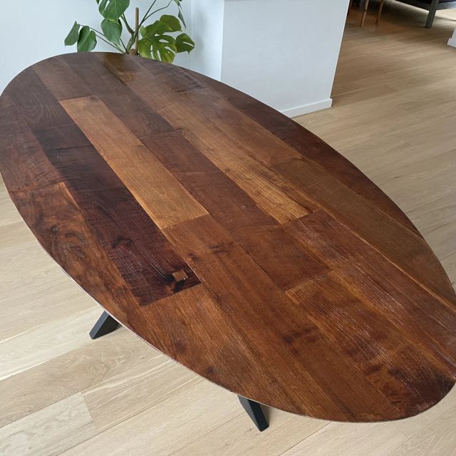 Ovale mango tafel met spinpoot van bovenaf, behandeld met Osmo TopOil 3058, Kleurloos mat