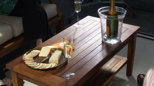 Houten salontafel met glas en borrelplank in een woonkamer