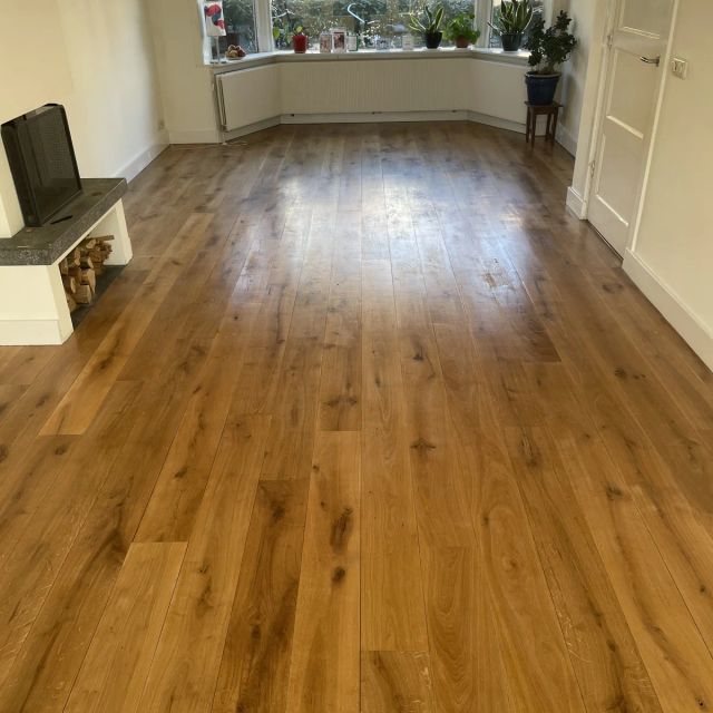 Warme eiken vloer in een lange woonkamer met erker, behandeld met Osmo Hardwaxolie Original 3032, Kleurloos zijde-mat