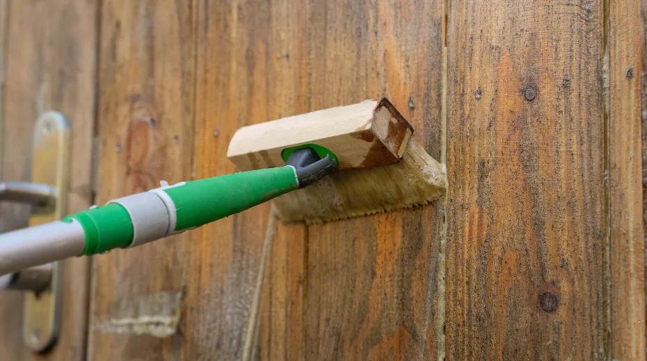 verf remover gel aanbrengen met een blokkwast