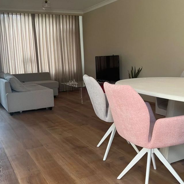 Eiken vloer in een open woonkeuken met eethoek, behandeld met Osmo Hardwax-Olie Effect 3041, Natural