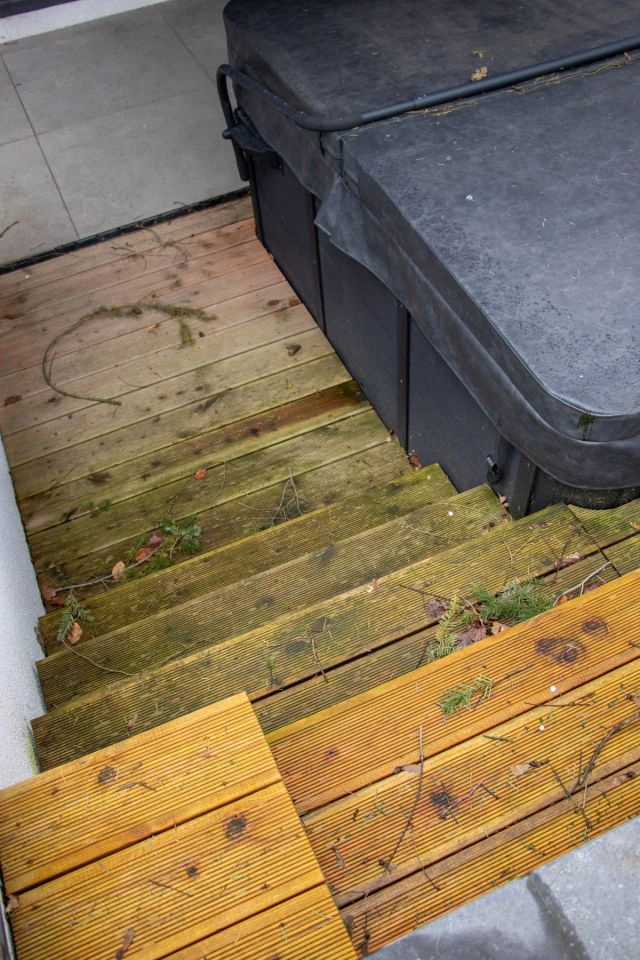 Houten vlonder met groene aanslag, half gereinigd
