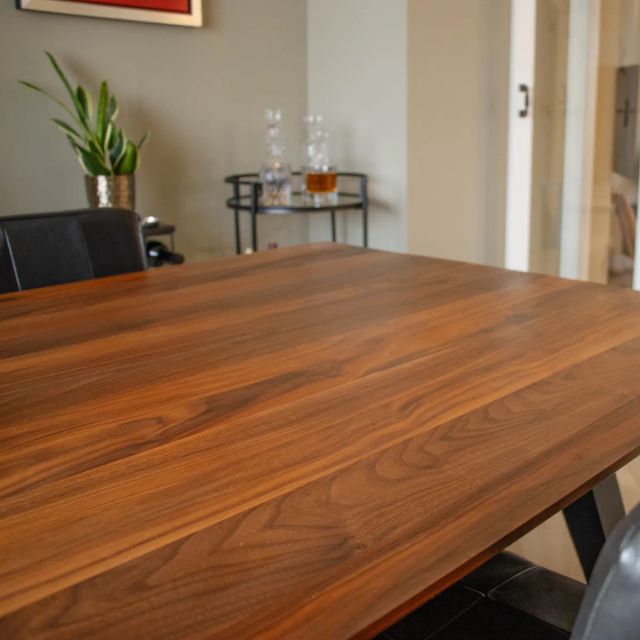 walnoot houten tafel in kleurloze TopOil