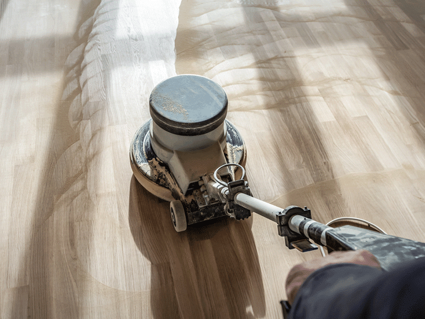 Vloer wordt geschuurd