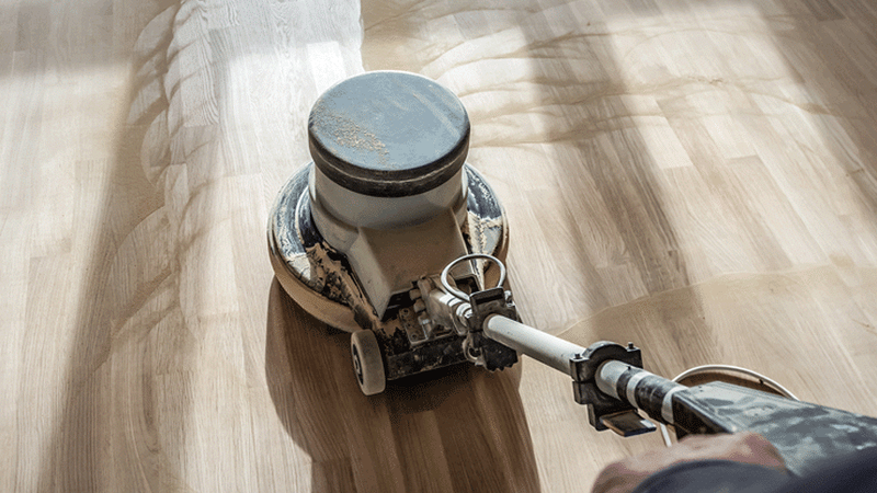 Vloer wordt geschuurd