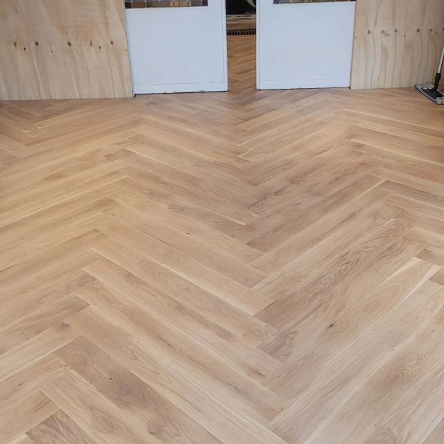 Lichte eiken visgraatvloer met naturelle look, behandeld met Osmo Hardwax-Olie Effect 3041, Natural