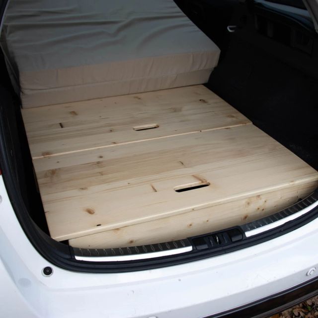 Grenen bedplaat in de kofferbak van een auto, behandeld met Osmo TopOil 3068, Natural