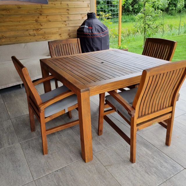 Teak tuintafel met vier stoelen onder de overkapping, behandeld met Osmo Natuurlijke Olie-Beits 701, Kleurloos mat