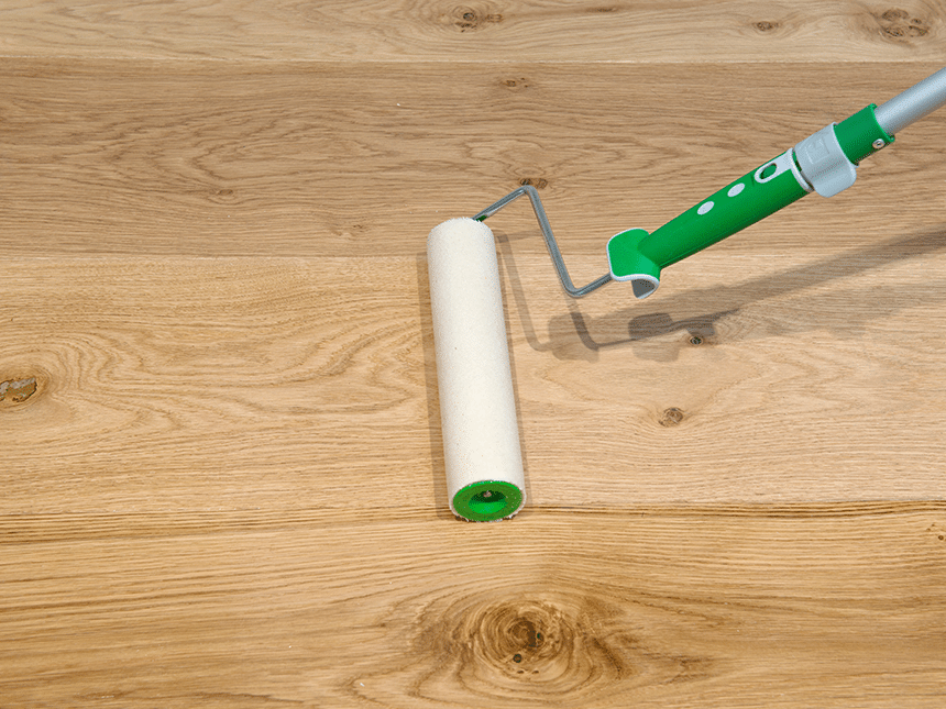 houten vloer die word geverfd