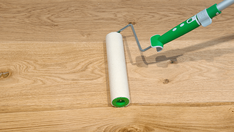 houten vloer die word geverfd