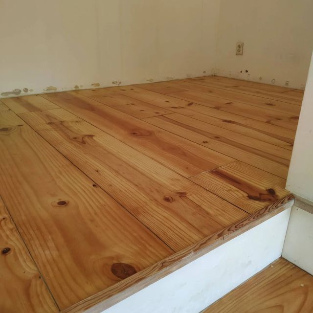 Grenen vloer met verhoging in een lichte kamer, behandeld met Osmo Hardwaxolie Original 3065, Kleurloos semi-mat