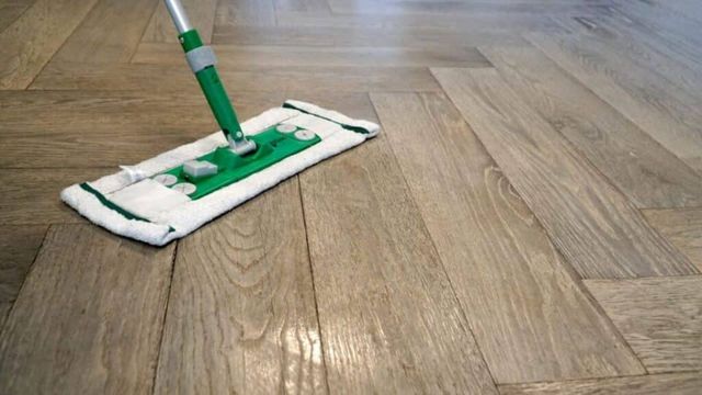 Houten vloer die met een vlakmop wordt onderhouden