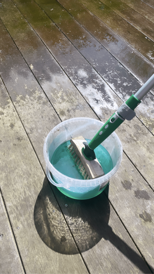 Vergrijsde vlonder schoonmaken