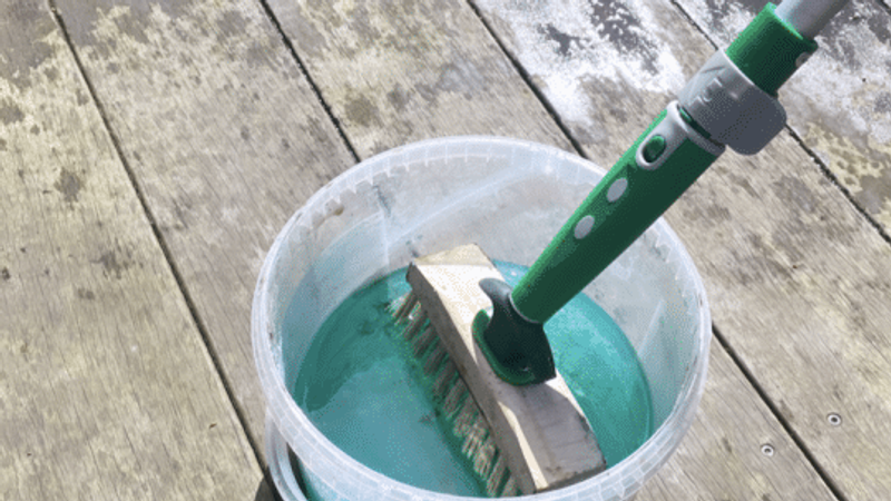 Vergrijsde vlonder schoonmaken