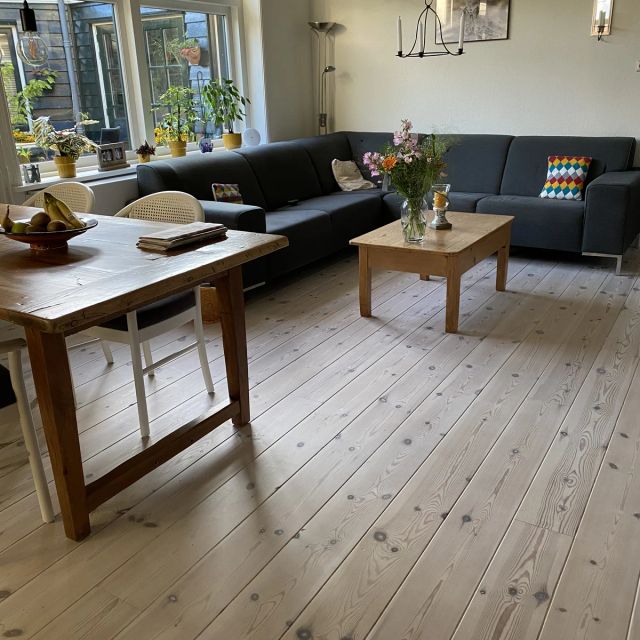 Witte grenen vloer in de woonkamer met eettafel en bank, behandeld met Osmo Decorwas Creativ 3186, Wit mat