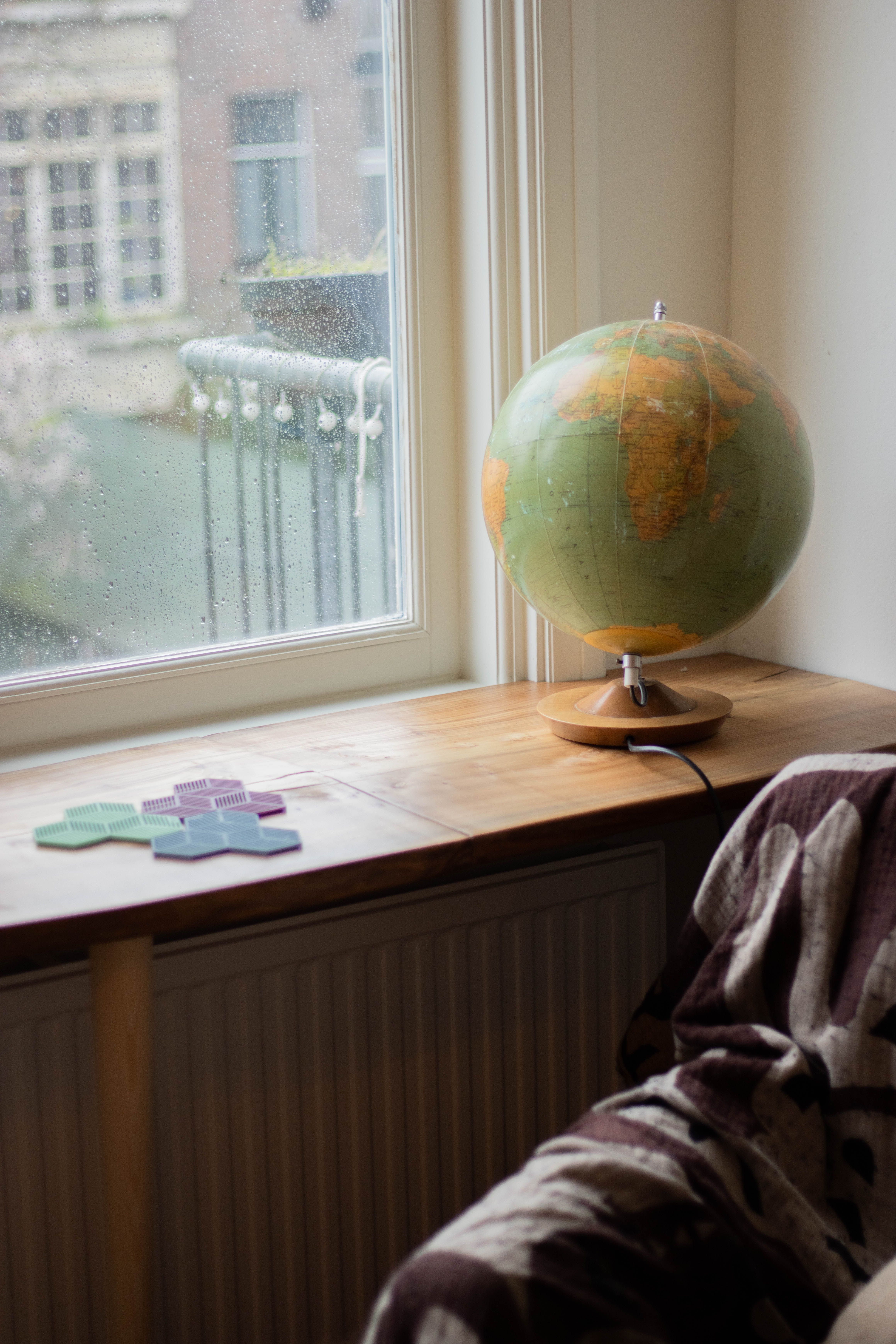 Kozijnen met wereld bol.