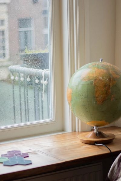 Kozijnen met wereld bol.