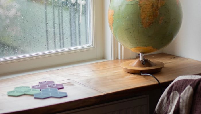 Houten binnenkozijn met een wereldbol in de vensterbank