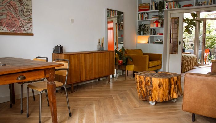 Woonkamer met houten vloer