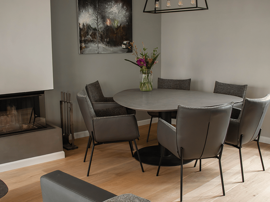 Woonkamer met tafel en stoelen