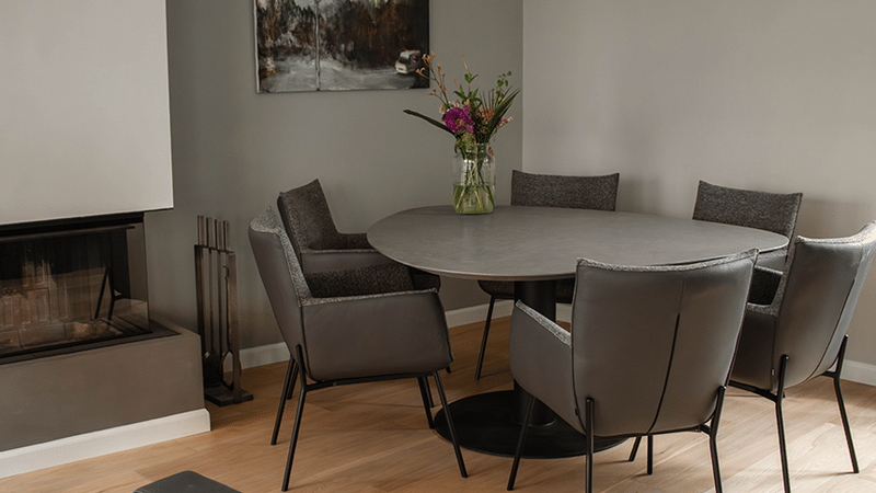 Woonkamer met tafel en stoelen