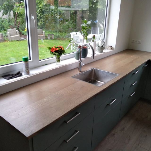 Eiken keukenblad met spoelbak bij het raam, behandeld met Osmo TopOil 3039, Grafiet