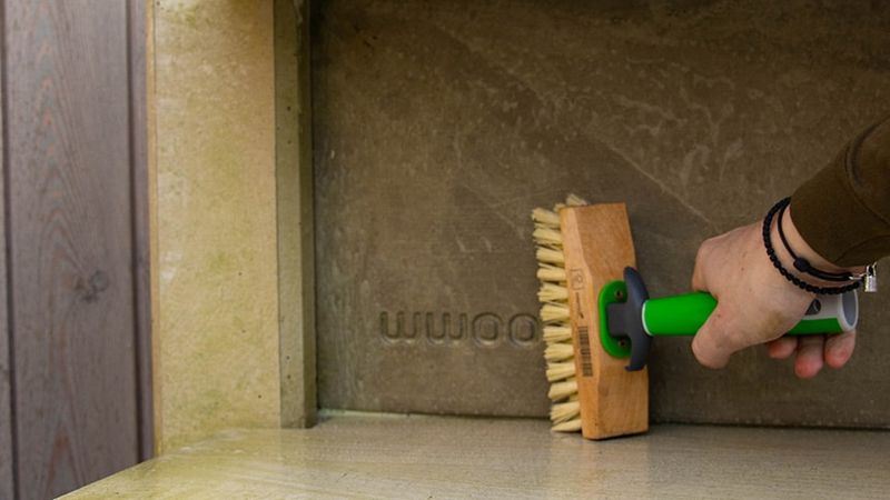 aanbrengen en schrobben