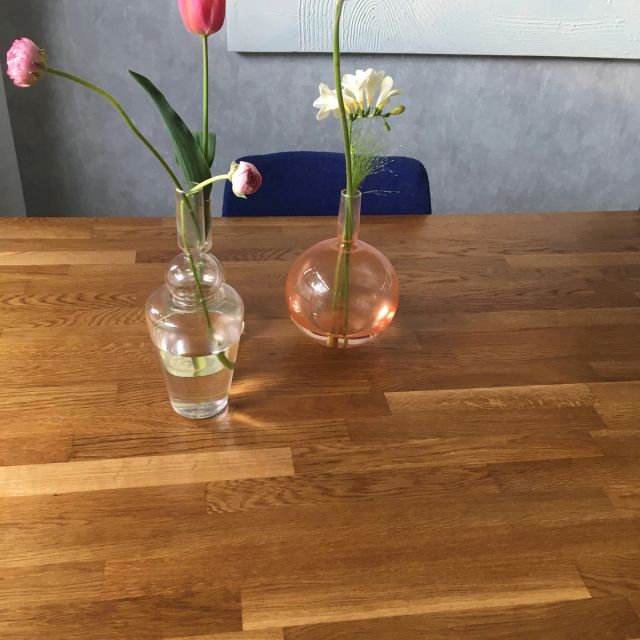 Eiken tafelblad met bloemen in glazen vazen, behandeld met Osmo TopOil 3028, Kleurloos zijde-mat