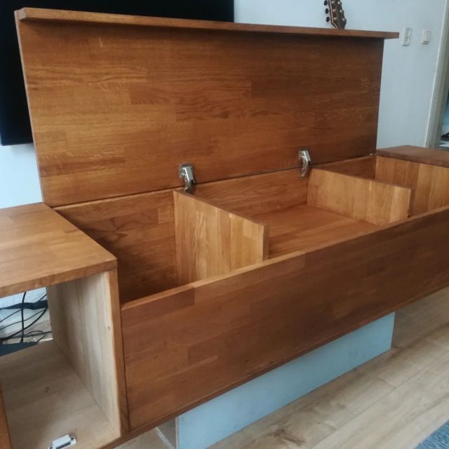 Zelfgemaakte eiken platenkast met open klep, behandeld met Osmo TopOil 3061, Acacia