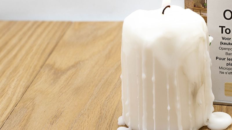 Kaars met kaarsvet ervan afgedruppeld.