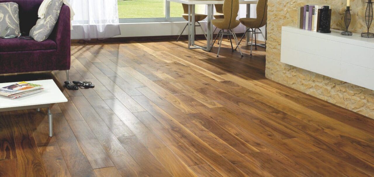 Woonkamer met houten vloer 