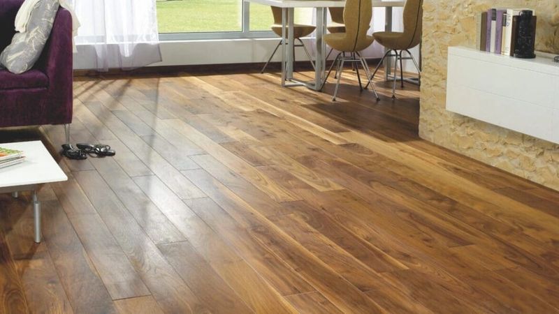 Woonkamer met houten vloer