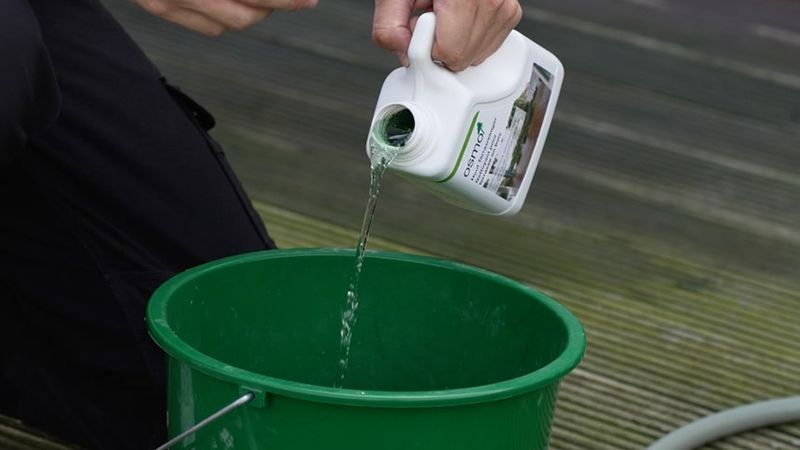 preparing Osmo patio cleaner