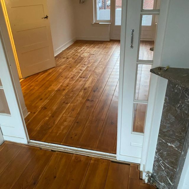 Grenen vloer en suite met openslaande deuren, behandeld met Osmo Hardwax-Olie Farbig 3072, Amber