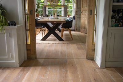 Woon kamer met een houten vloer